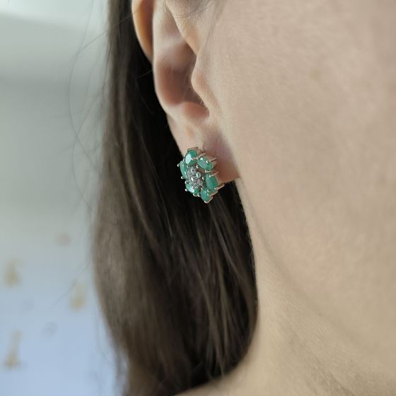 Серебряные серьги с изумрудом, фианитами