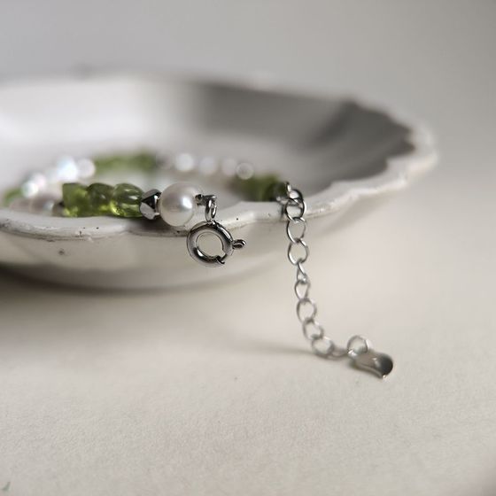 Срібний браслет з хризолітом, перлами бароковими