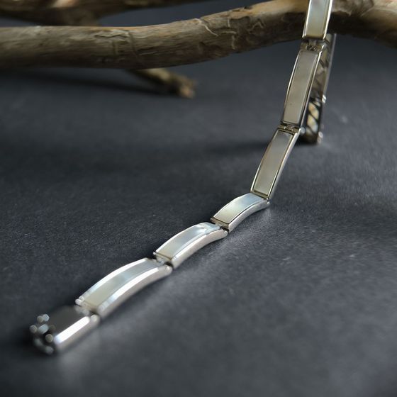 Silver bracelet with mother-of-pearl