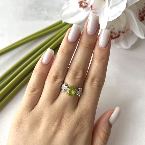 Срібна каблучка з хризолітом 4.177ct, фіанітами