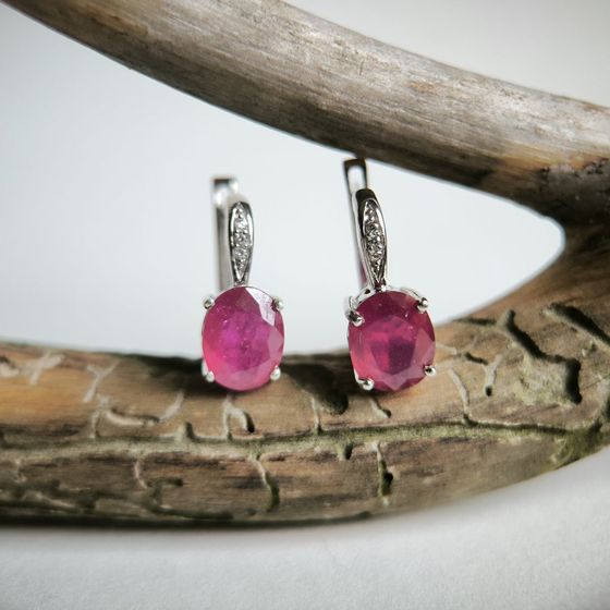 Срібні сережки з рубіном