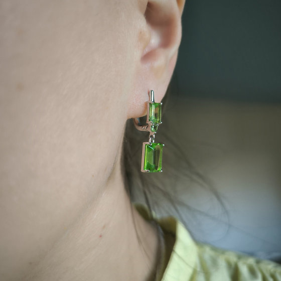 Silver earrings with a 7.54-carat chrysolite