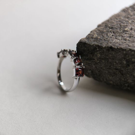 Срібна каблучка з гранатом 1,85 карата