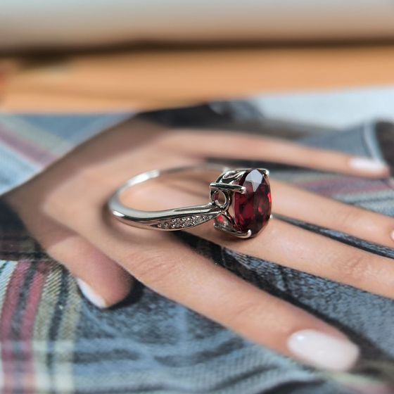 Silver ring with a garnet (nano)