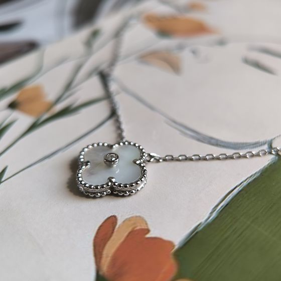 Silver necklace with mother-of-pearl, phianites