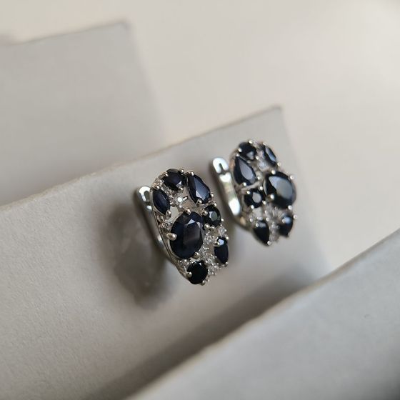 Срібні сережки з сапфіром 7.608ct, фіанітами