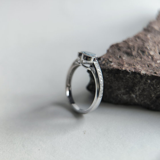 Silver ring with 1.173ct topaz and cubic zirconia