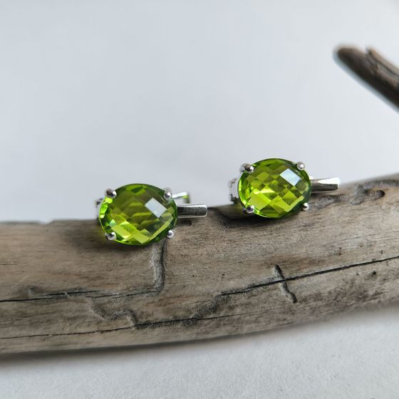 Срібні сережки з хризолітом