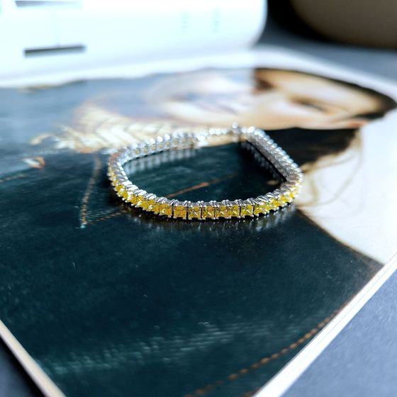 Silver bracelet with phianites