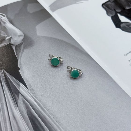 Silver earrings with a 3.308-carat emerald