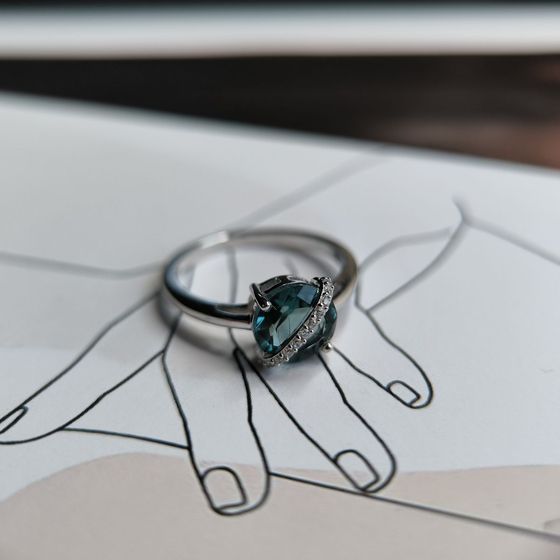 Серебряное кольцо с топазом Лондон Блю 1.841ct, фианитами