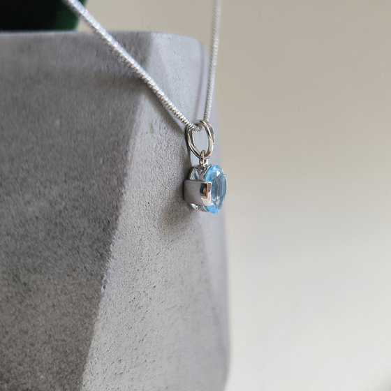 Срібна підвіска з топазом 1,442 карата