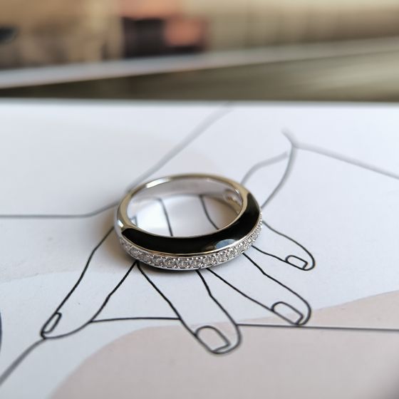 Серебряное кольцо с фианитами, емаллю