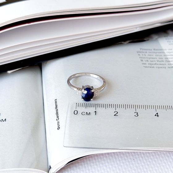 Срібна каблучка з сапфіром 1.651ct, фіанітами