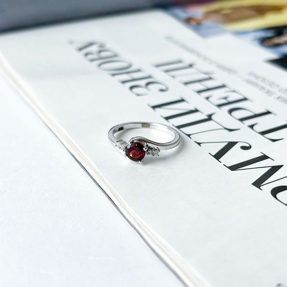 Срібна каблучка з гранатом 0.656ct