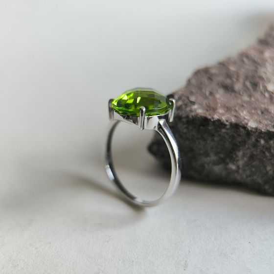 Серебряное кольцо с хризолітом 3.89ct