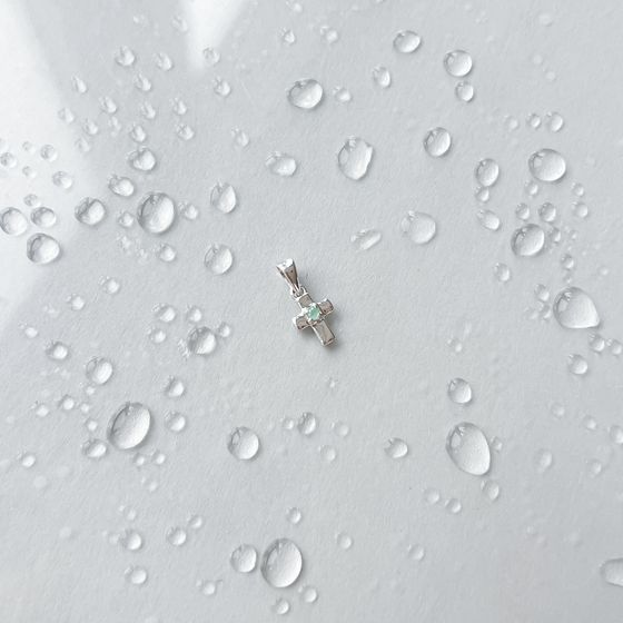 Срібний хрестик зі смарагдом 0.041ct