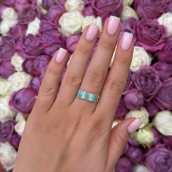 Срібна каблучка зі смарагдом, фіанітами