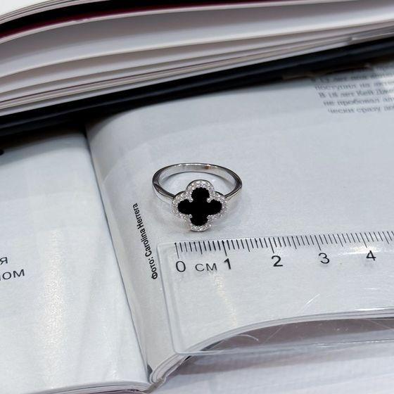 Срібна каблучка з оніксом, фіанітами