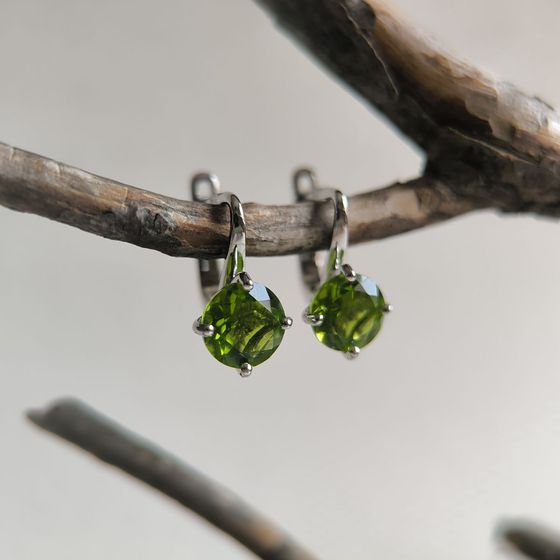 Silver earrings with chrysolite