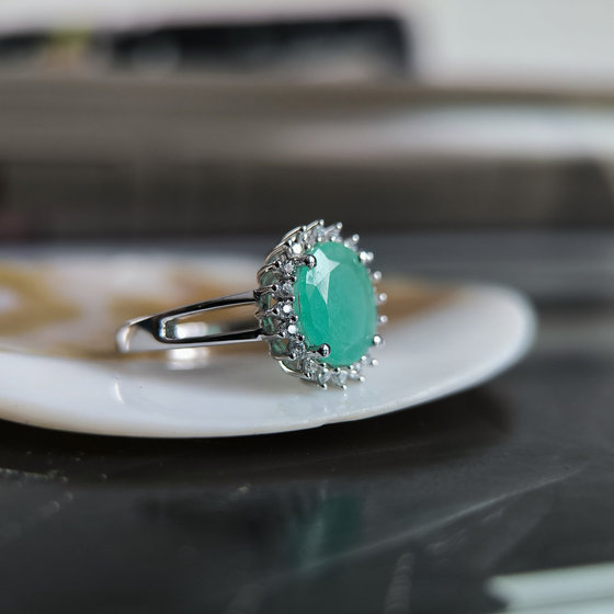Срібна каблучка зі смарагдом 2,836 карата та фіанітами
