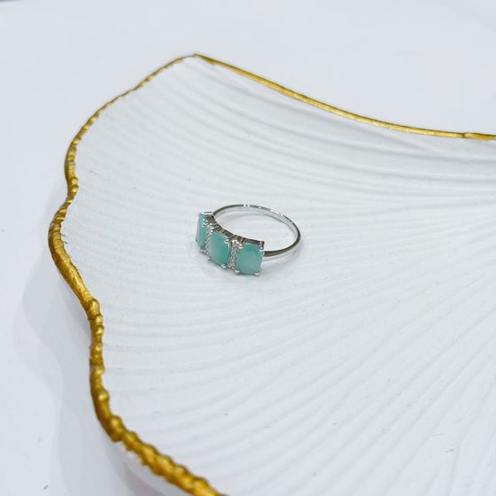 Срібна каблучка зі смарагдом, фіанітами