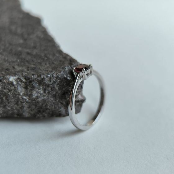 Срібна каблучка з гранатом