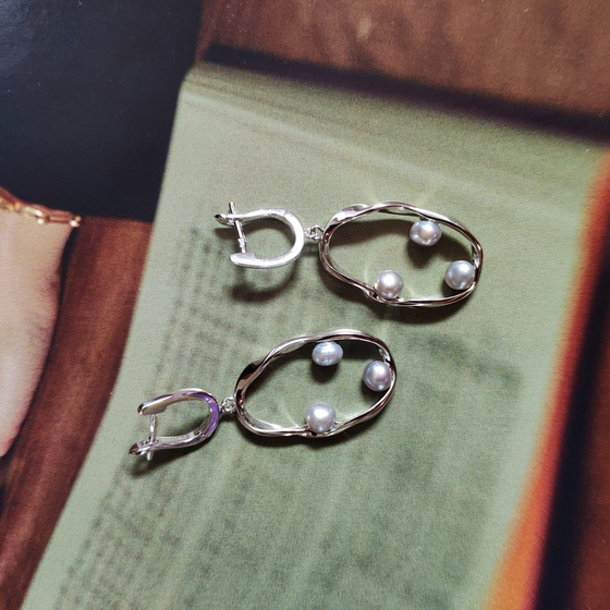 Silver earrings with pearls