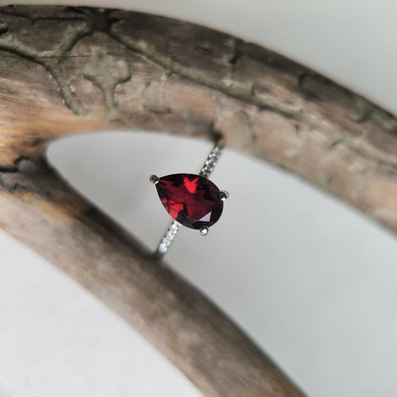 Срібна каблучка з гранатом nano 3,542 карата