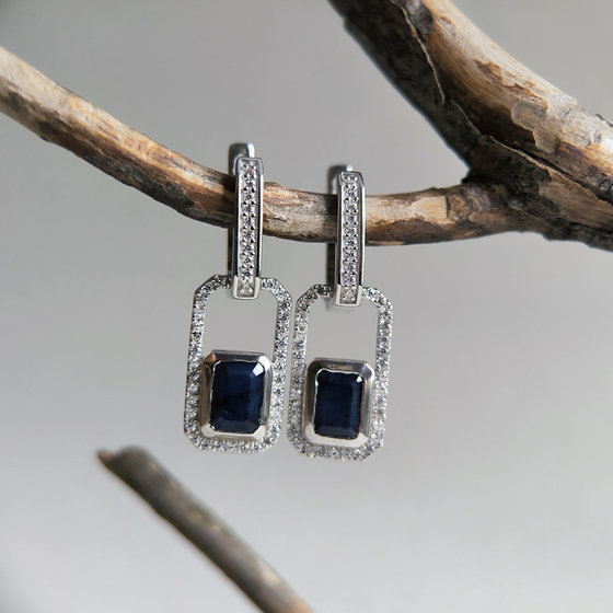 Срібні сережки з сапфіром 3.321ct, фіанітами
