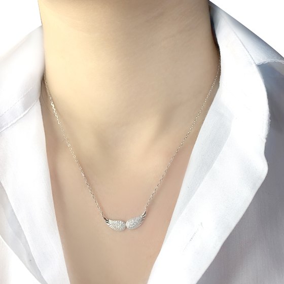 Silver necklace with phianites