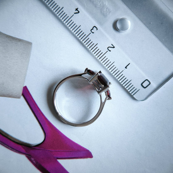 Срібне кільце з гранатом 2,425 карата