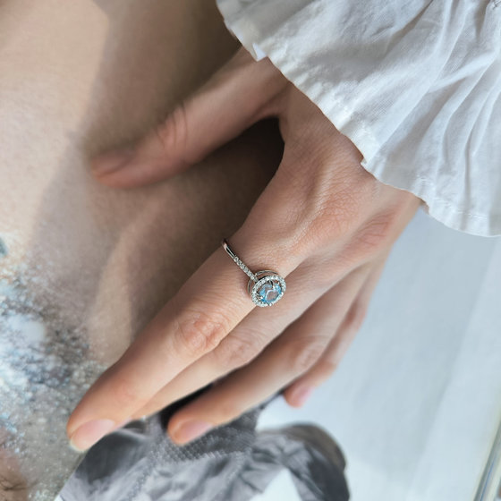 Серебряное кольцо с топазом 1.38ct, фианитами