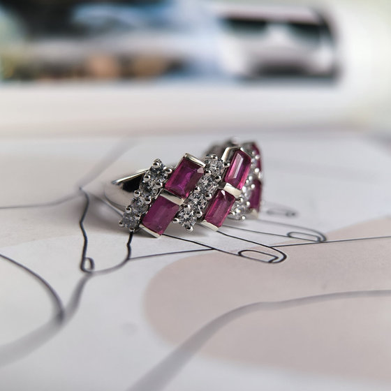 Срібна каблучка з рубіном 5.59ct, фіанітами