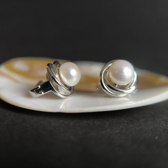 Silver earrings with pearls