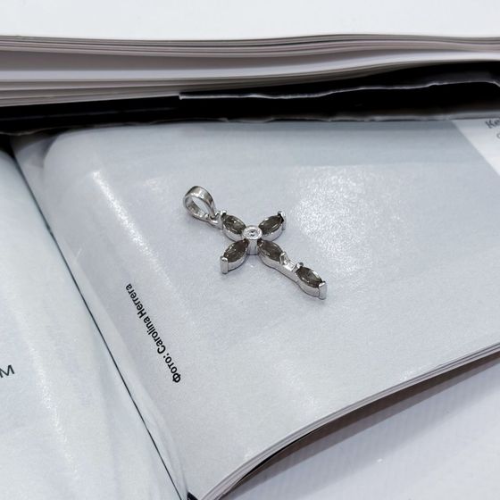 Silver cross with sultanite 1.365ct