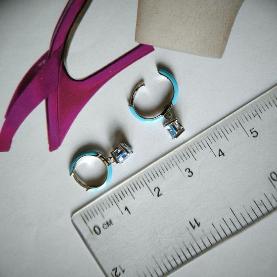 Серебряные серьги с фианитами, емаллю