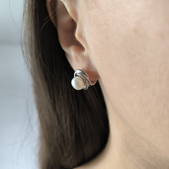 Silver earrings with pearls