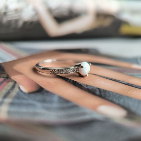 Срібна каблучка з опалом 0.436ct, фіанітами