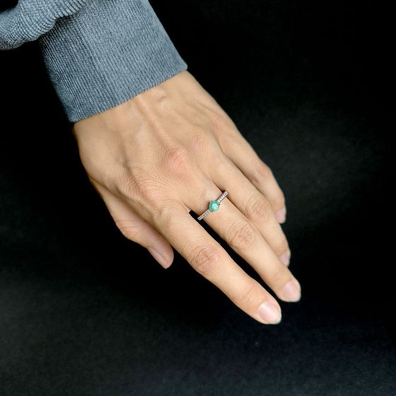 Срібна каблучка зі смарагдом 0,689 карата та фіанітами