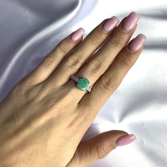 Silver ring with a 2.802-carat emerald