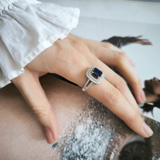 Срібне кільце з сапфіром 3.256ct, фіанітами