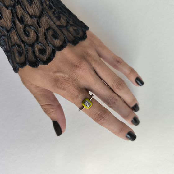 Срібна каблучка з фіанітами, емаллю