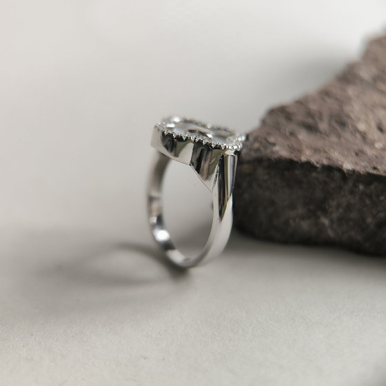 Silver ring with cubic zirconia and mother-of-pearl