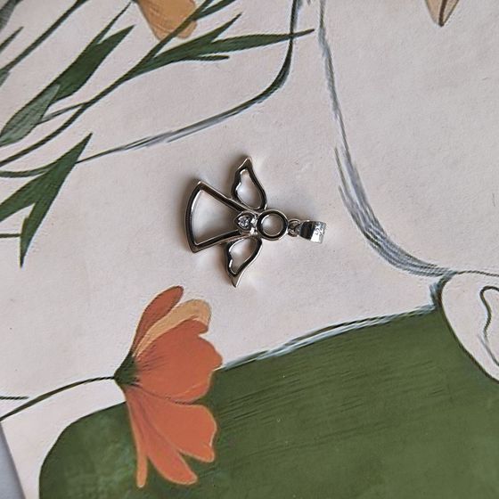 Silver pendant with phianites