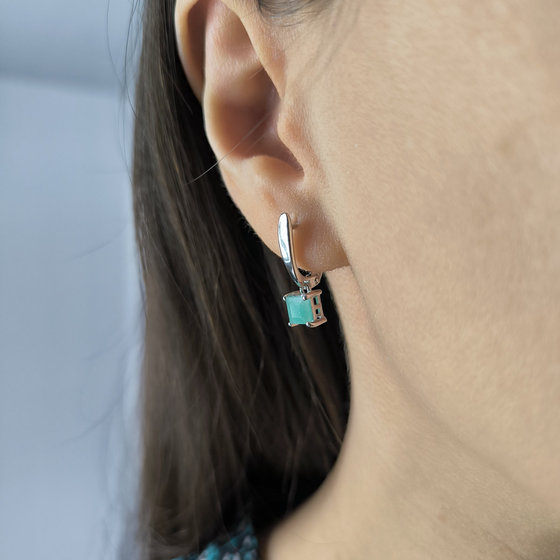 Silver earrings with 1.13ct emerald