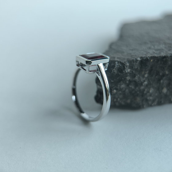Silver ring with a 1.261ct nano garnet