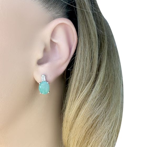 Silver earrings with a 4.805-carat emerald