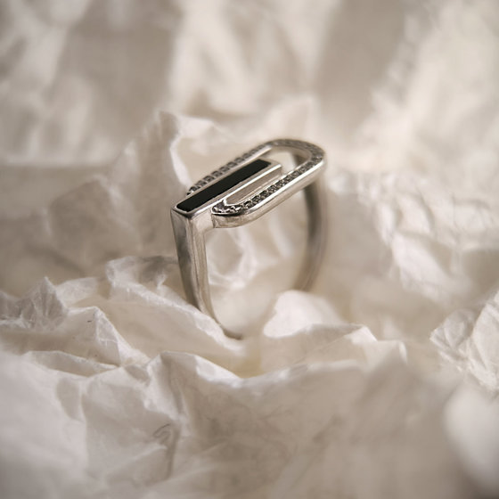Серебряное кольцо с ониксом, фианитами