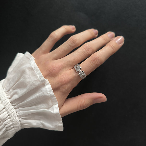 Срібна каблучка з фіанітами 0.32ct
